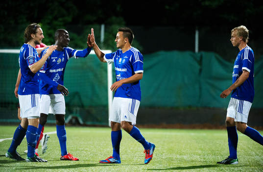 Sundsvalls Kevin Walker och Pa Dibba gratulerar Adam