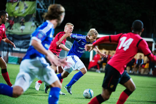 Sundsvalls Pontus Engblom driver fram bollen