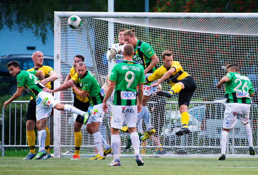 GAIS målvakt Oliver Gustavsson boxar ut bollen på en