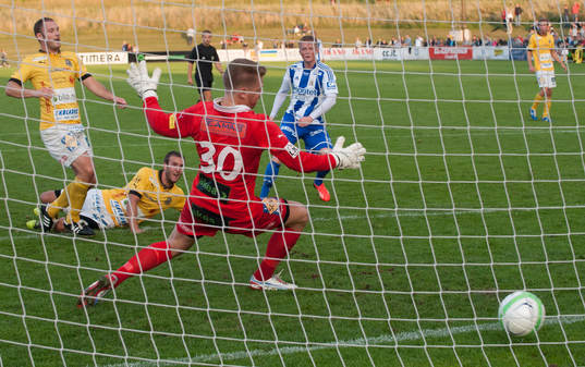 0-2, Sam Larsson, IFK Göteborg, målvakten Peter Nilsson,