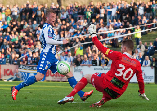 Sam Larsson, IFK Göteborg, chippar förbi Peter Nilsson,