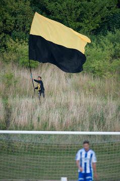 Flagga, fana, Lunds BK, och en spelare från IFK Göteborg,