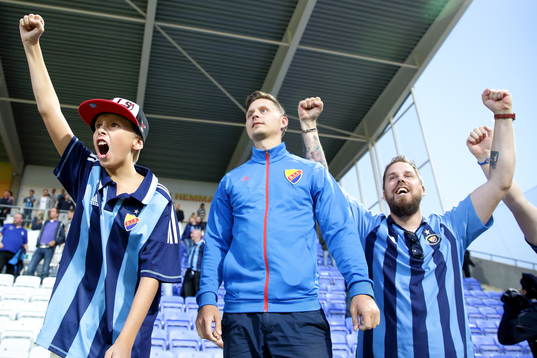 Glada Djurgårds-supportrar
