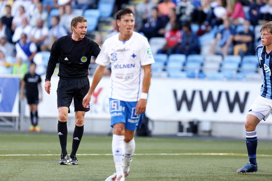 Domare Markus Strömbergsson i fotbollsmatchen mellan