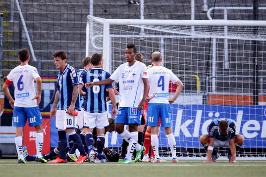 Djurgårdens Daniel Amartey skadas i fotbollsmatchen mellan
