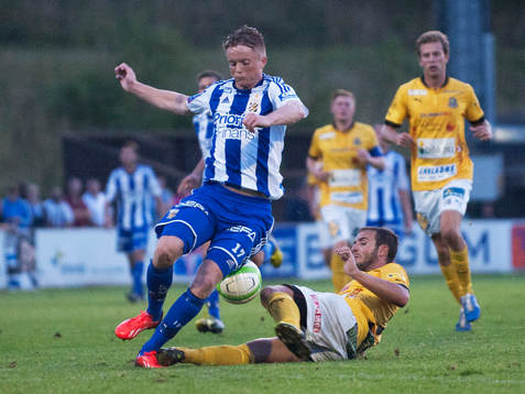 Sam Larsson, IFK Göteborg, tacklas bryskt i friläge