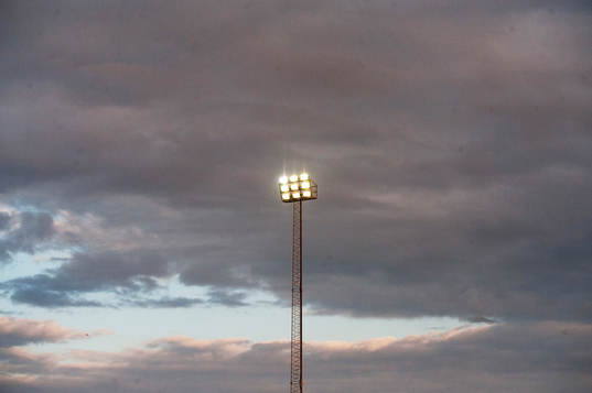 El-ljus, el-ljusstolpe, mörka moln, himmel