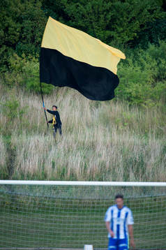 Supporter med flagga, springer runt