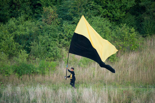 Supporter med flagga, springer runt