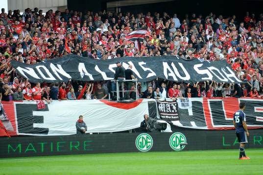 Banderole "Non a Lens au SDH" (non a Lens au Stade du