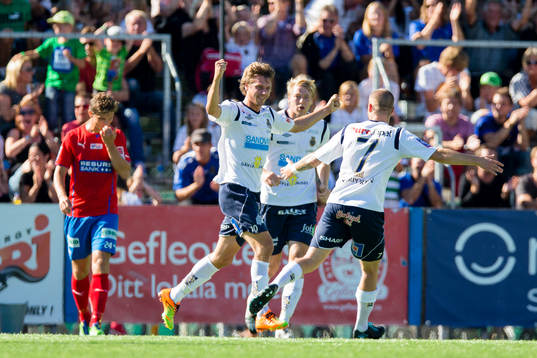 Gefles Jakob Orlov gör 1-0 på nick och gratuleras