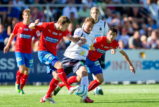 Helsingborgs Arnor Smarason och Loret Sadiku i en duell med