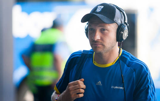 Göteborgs målvakt John Alvbåge anländer