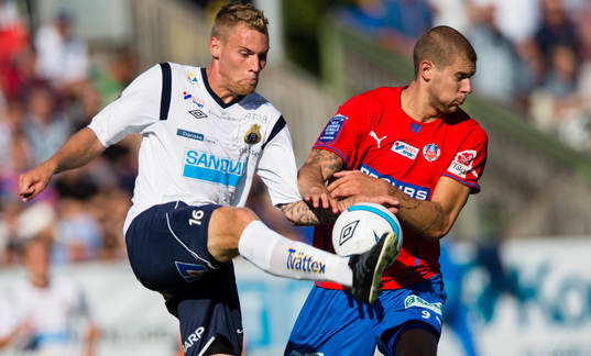Gefles David Fällman i kamp om bollen med Helsingborgs