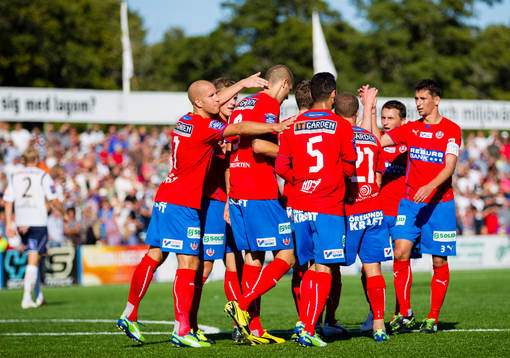 Helsingborgs Imad Khalili  gör 2-1 och gratuleras av