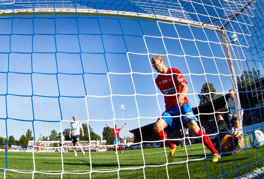 Helsingborgs Imad Khalili  gör 1-2 bakom Gefles målvakt