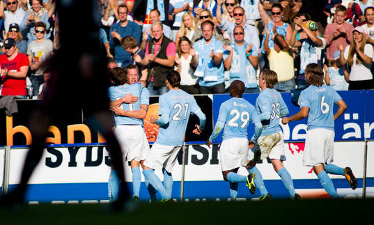 Malmö FFs Pontus Jansson gör 1-1 laget jublar