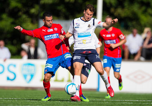 Helsingborgs Imad Khalili och Gefles Marcus Hansson i en
