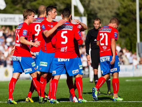 Helsingborgs Imad Khalili gratuleras av lagkamrater