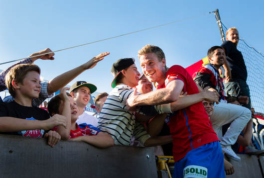 En glad Helsingborgs Arnor Smarason omfamnas av supportar