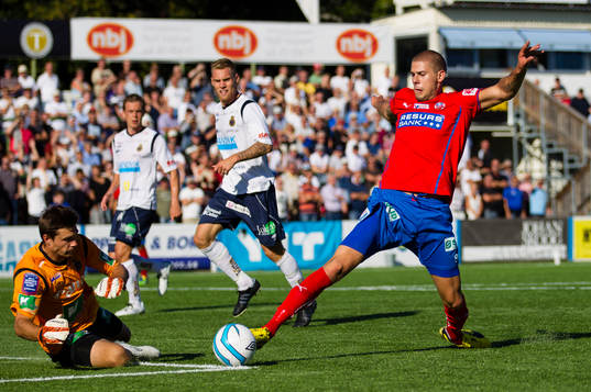 Helsingborgs Robin Simovic och Gefles målvakt Emil Hedvall