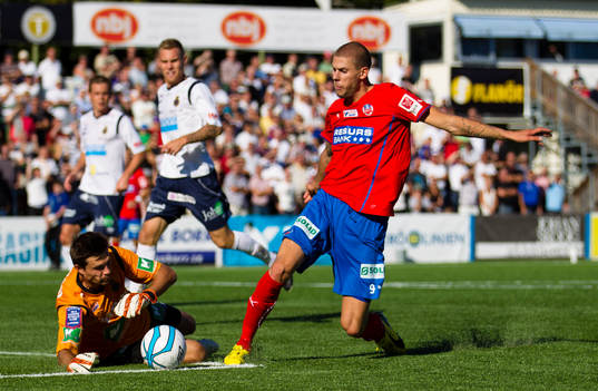 Helsingborgs Robin Simovic och Gefles målvakt Emil Hedvall