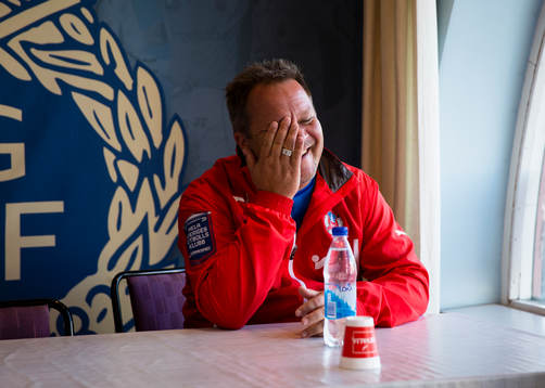 Helsingborgs tränare Roar Hansen ser glad ut