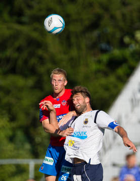 Gefles Mikael Dahlberg i kamp om bollen med Helsingborgs