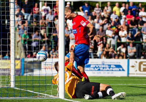 Helsingborgs Robin Simovic och Gefles målvakt Emil Hedvall