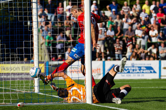Helsingborgs Robin Simovic och Gefles målvakt Emil Hedvall