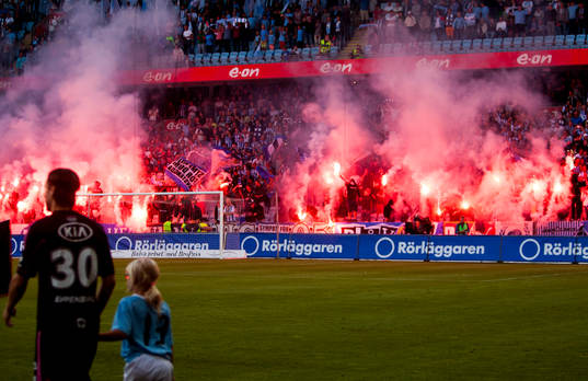IFK Göteborg publiken tänder bengaler
