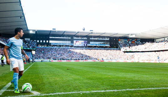 Malmö FFs Jiloan Hamad lägger upp bollen för en hörna