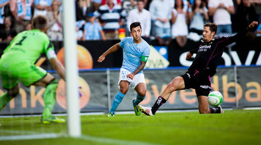 Malmö FFs Jiloan Hamad passar in bollen i straffområdet