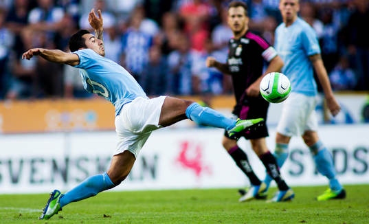Malmö FFs Jiloan Hamad försöker plocka ner bollen