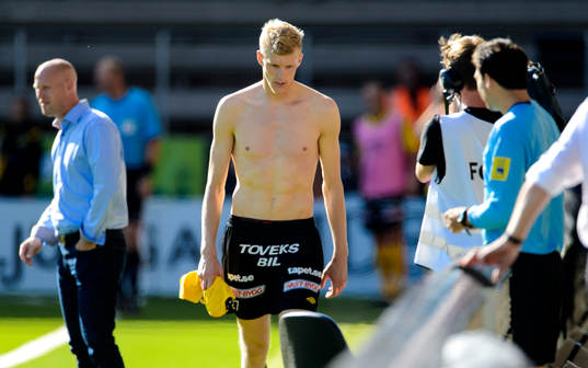 Elfsborgs Tom Söderberg lämnar planen
