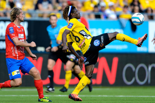 Elfsborgs Mohamed Bangura sträcker sig