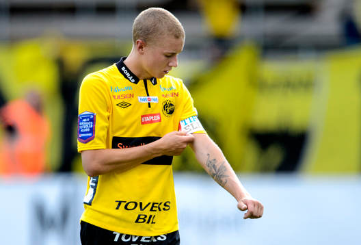Elfsborgs Sebastian Holmén rättar till tips-elit-bandet