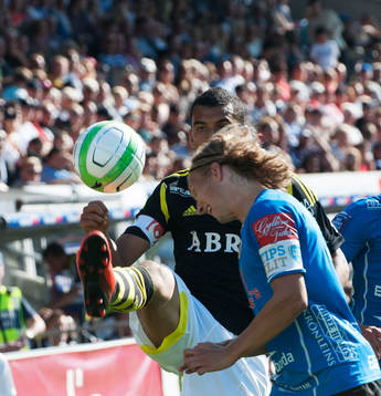 Nabil Bahoui, AIK, och Oliver Silverholt, Halmstad, i