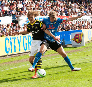 Sam Lundholm, AIK, och Oliver Silverholt, Halmstad, i