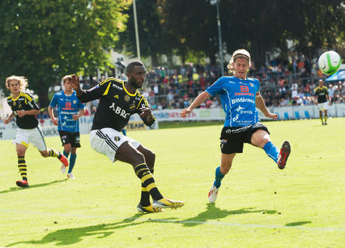 Henok Goitom, AIK, och Oliver Silverholt, Halmstad, i