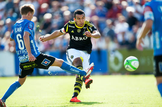 Nabil Bahoui, AIK, och Johan Blomberg, Halmstad,  i