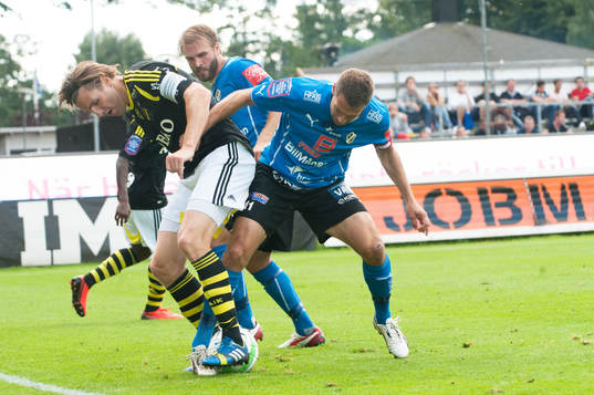 Nils-Eric Johansson, AIK, kämpar mot Jesper Westerberg och