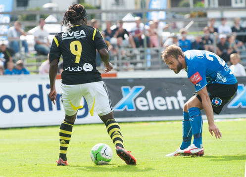 Martin Mutumba, AIK, på väg finta ner en vettskrämd