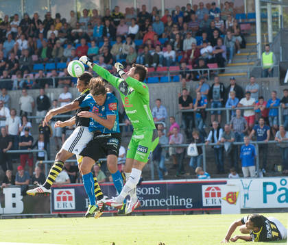 Stojan Lukic, målvakt, Halmstad, boxar bort bollen