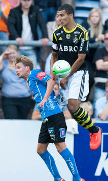 Nabil Bahoui, AIK och Johan Blomberg, Halmstad, i