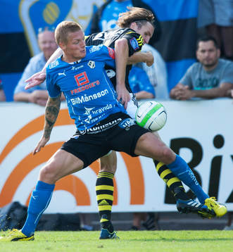 Gudjon Baldvinsson, Halmstad och Nils-Eric Johansson, AIK, i