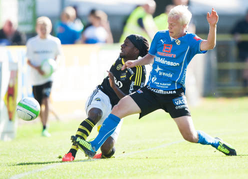 Martin Mutumba, AIK och Kristoffer Thydell, Halmstad, i