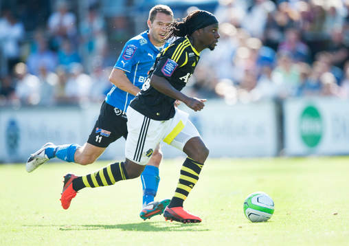Martin Mutumba, AIK och Stefan Selakovic, Halmstad, i