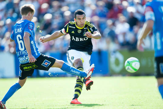 Nabil Bahoui, AIK, och Johan Blomberg, Halmstad,  i