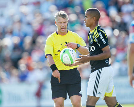 Tobias Mattsson, domare och Robin Quaison, AIK, i